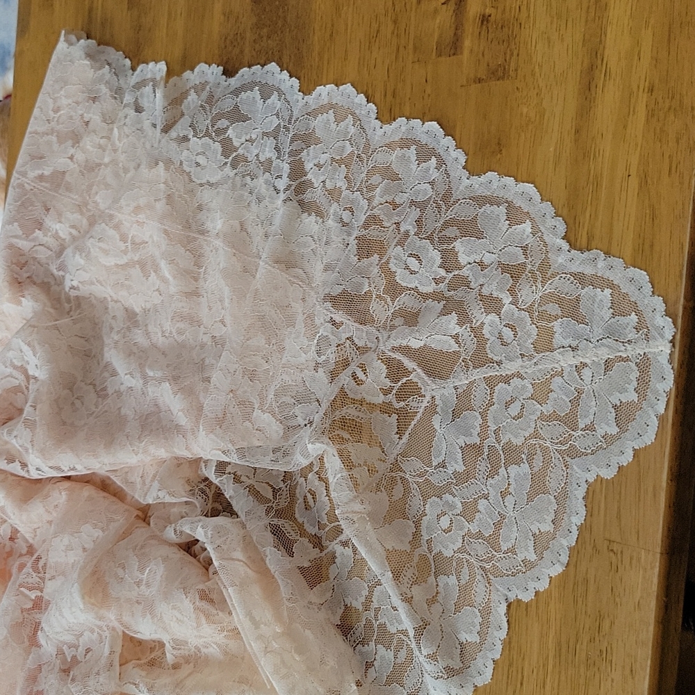 Lace Table Linen - Picture 3 of 4